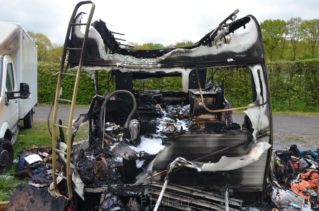 Wohnmobil ausgebrannt Koeln Porz Linder Mauspfad P039.JPG - Miklos Laubert